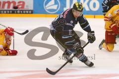 DEL - ERC Ingolstadt - Düsseldorf EG - Joe Motzko, der Puck fliegt