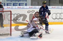 DEL - ERC Ingolstadt - Hannover Scorpions - Joe Motzko knapp vorbei, Dimitri Pätzold schaut dem Puck nach