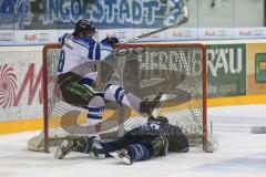 DEL - ERC Ingolstadt - Straubing Tigers - Jared Ross fliegt mit Sebastian Osterloh in Tor