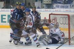 DEL - ERC Ingolstadt - Adler Mannheim - links John Laliberte im Kampf vor dem Tor