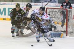 DEL - ERC Ingolstadt - Krefeld Pinguine - Playoff 4.Spiel - Patrick Hager (52)  vor dem Tor in Bedrängnis rechts Mark Voakes