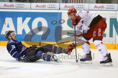 DEL - ERC Ingolstadt - Kölner Haie - Alexander Oblinger wird von den Beinen geholt