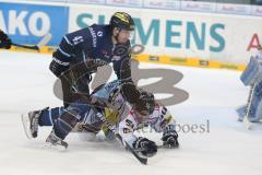 DEL - 6.Spiel - Playoff - ERC Ingolstadt - Krefeld Pinguine 2:7 - Jared Ross (42) im Zweikampf mit Richard Pavlikovsky