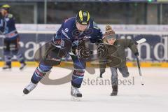 DEL - ERC Ingolstadt - Krefeld Pinguine - Jakub Ficenec (38) nach seinem 500. DEL Spiel mit seinem Sohn
