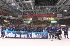 DEL - 6.Spiel - Playoff - ERC Ingolstadt - Krefeld Pinguine 2:7 - Die Panther mit Spruchband auf dem Eis vor den Fans, 7. Mann