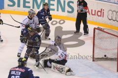 DEL - ERC Ingolstadt - Eisbären Berlin 4:2 - Michel Periard trifft zumr Führung 3:2, Patrick Hager und Alexander Sulzer jubeln, Tor