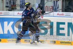 DEL - ERC Ingolstadt - Krefeld Pinguine - John Laliberte (15)  im Zweikampf
