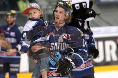 DEL - ERC Ingolstadt - Kölner Haie - Tim Hambly mit Sohn von Tim Conboy auf der Ehrenrunde für die Fans