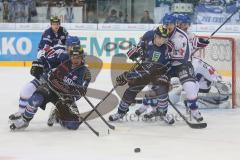 DEL - ERC Ingolstadt - Adler Mannheim - Michel Periard links und John Laliberte im Kampf am Tor