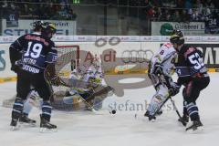 DEL - ERC Ingolstadt - Krefeld Pinguine - Playoff 4.Spiel - links Joe Motzko (19)  und rechts schießt Patrick Hager (52), Torwart Tomas Duba im Tor