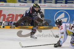 DEL - ERC Ingolstadt - Krefeld Pinguine - Playoff 4.Spiel - Alexander Oblinger (20) zieht ab