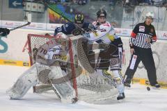 DEL - ERC Ingolstadt - Krefeld Pinguine - Alexander Oblinger (20)  wird hinterm Tor festgehalten