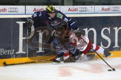 DEL - ERC Ingolstadt - Kölner Haie - Joe Motzko im Zweikampf