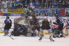 DEL - 6.Spiel - Playoff - ERC Ingolstadt - Krefeld Pinguine 2:7 - Tumult vor Torwart Markus Janka (60)