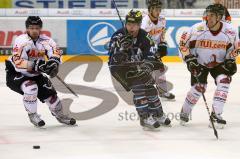 DEL - ERC Ingolstadt - Hannover Scorpions - Derek Hahn mitte links Alexander Janzen und rechts Robin Thomson