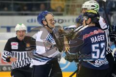 DEL - ERC Ingolstadt - Hamburg Freezers - rechts Patrick Hager im Zweikampf