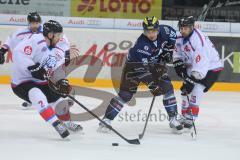 DEL - ERC Ingolstadt - Nürnberg Icetigers - Thomas Greilinger (39)  im Kampf um den Puck, links Brett Festerling  und rechts Jason Jaspers