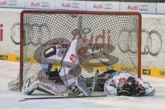 DEL - ERC Ingolstadt - Krefeld Pinguine - Playoff 4.Spiel - Tomas Duba kümmert sich um Richard Pavlikovsky