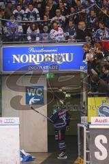 DEL - 6.Spiel - Playoff - ERC Ingolstadt - Krefeld Pinguine 2:7 - John Laliberte (15) schenkt seinen Schläger an die Fans in der Tribüne