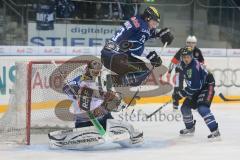 DEL - ERC Ingolstadt - Straubing Tigers - Sean O´Connor hüpft hoch um den Puck durchzulassen