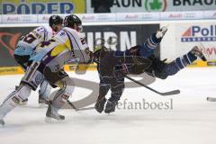 DEL - 6.Spiel - Playoff - ERC Ingolstadt - Krefeld Pinguine 2:7 - John Laliberte (15) wird von den Beinen geholt