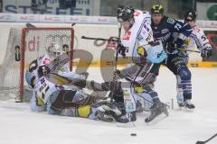 DEL - ERC Ingolstadt - Krefeld Pinguine - John Laliberte (15) umfährt das Tor und fällt hin