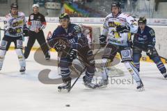 DEL - ERC Ingolstadt - Krefeld Pinguine - John Laliberte (15)  im Kampf vor dem Tor