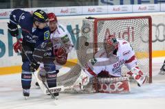 DEL - ERC Ingolstadt - Kölner Haie - Jared Ross knapp am Tor, Youri Ziffzer aufmerksam