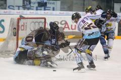 DEL - ERC Ingolstadt - Krefeld Pinguine - John Laliberte (15) umfährt das Tor und fällt hin