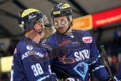 DEL - ERC Ingolstadt - Krefeld Pinguine - Jakub Ficenec (38) nach seinem 500. DEL Spiel mit Craig Weller (27)