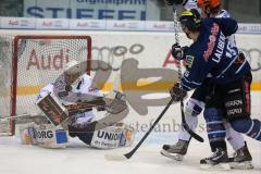 DEL - ERC Ingolstadt - Iserlohn Roosters - John Laliberte (15)  scheitert am Torwart Shawn Hunwick