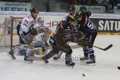 DEL - ERC Ingolstadt - Krefeld Pinguine - Playoff 4.Spiel - links Joe Motzko (19)  und rechts schießt Patrick Hager (52), Torwart Tomas Duba im Tor