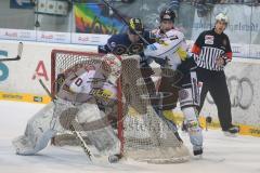 DEL - ERC Ingolstadt - Krefeld Pinguine - Alexander Oblinger (20)  wird hinterm Tor festgehalten