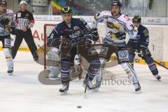 DEL - ERC Ingolstadt - Krefeld Pinguine - John Laliberte (15)  im Kampf vor dem Tor