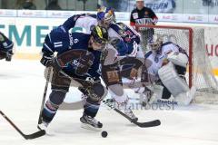 DEL - ERC Ingolstadt - EHC Red Bull München 4:5 n.P. - Christoph Gawlik am Tor im Zweikampf