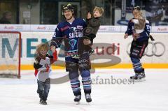 DEL - ERC Ingolstadt - Kölner Haie - Tyler Bouck mit seinen Kindern auf der Ehrenrunde für die Fans