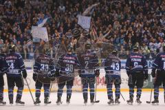 DEL - ERC Ingolstadt - Straubing Tigers - Sieg Fans Jubel Fahnen, das Team kniet davor