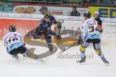 DEL - ERC Ingolstadt - Krefeld Pinguine - Alexander Oblinger (20)  zieht ab und wird behindert