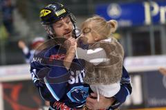 DEL - ERC Ingolstadt - Kölner Haie - Craig Weller mit Tochter auf der Ehrenrunde für die Fans