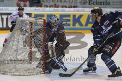 DEL - ERC Ingolstadt - Nürnberg Icetigers - Torwart Markus Janka (60) mit Tim Conboy (4)