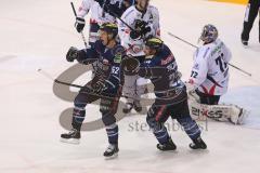 DEL - ERC Ingolstadt - Eisbären Berlin 4:2 - Michel Periard trifft zumr Führung 3:2, Patrick Hager und Alexander Sulzer jubeln, Tor