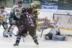 DEL - ERC Ingolstadt - Krefeld Pinguine - Playoff 4.Spiel - Joe Motzko (19)  zieht ab und Tomas Duba hält