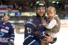 DEL - ERC Ingolstadt - Kölner Haie - Craig Weller mit Tochter auf der Ehrenrunde für die Fans