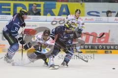 DEL - 6.Spiel - Playoff - ERC Ingolstadt - Krefeld Pinguine 2:7 - Jared Ross (42) im Zweikampf mit Mitja Robar