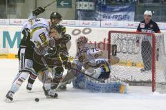 DEL - ERC Ingolstadt - Krefeld Pinguine - Playoff 4.Spiel - Patrick Hager (52)  vor dem Tor in Bedrängnis links Mark Voakes