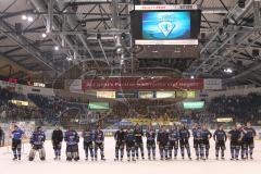 DEL - 6.Spiel - Playoff - ERC Ingolstadt - Krefeld Pinguine 2:7 - Die Panther auf dem Eis vor den Fans, 7. Mann