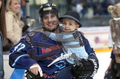 DEL - ERC Ingolstadt - Kölner Haie - Jared Ross mit Sohn auf der Ehrenrunde für die Fans