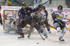 DEL - ERC Ingolstadt - Krefeld Pinguine - John Laliberte (15)  im Kampf vor dem Tor