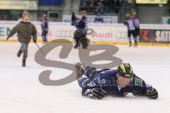 DEL - ERC Ingolstadt - Krefeld Pinguine - Jakub Ficenec (38) nach seinem 500. DEL Spiel feiert mit den Fans und rutscht am Boden
