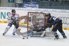 DEL - ERC Ingolstadt - Krefeld Pinguine - Playoff 4.Spiel - Jared Ross (42) umfährt das Tor von Torwart Tomas Duba